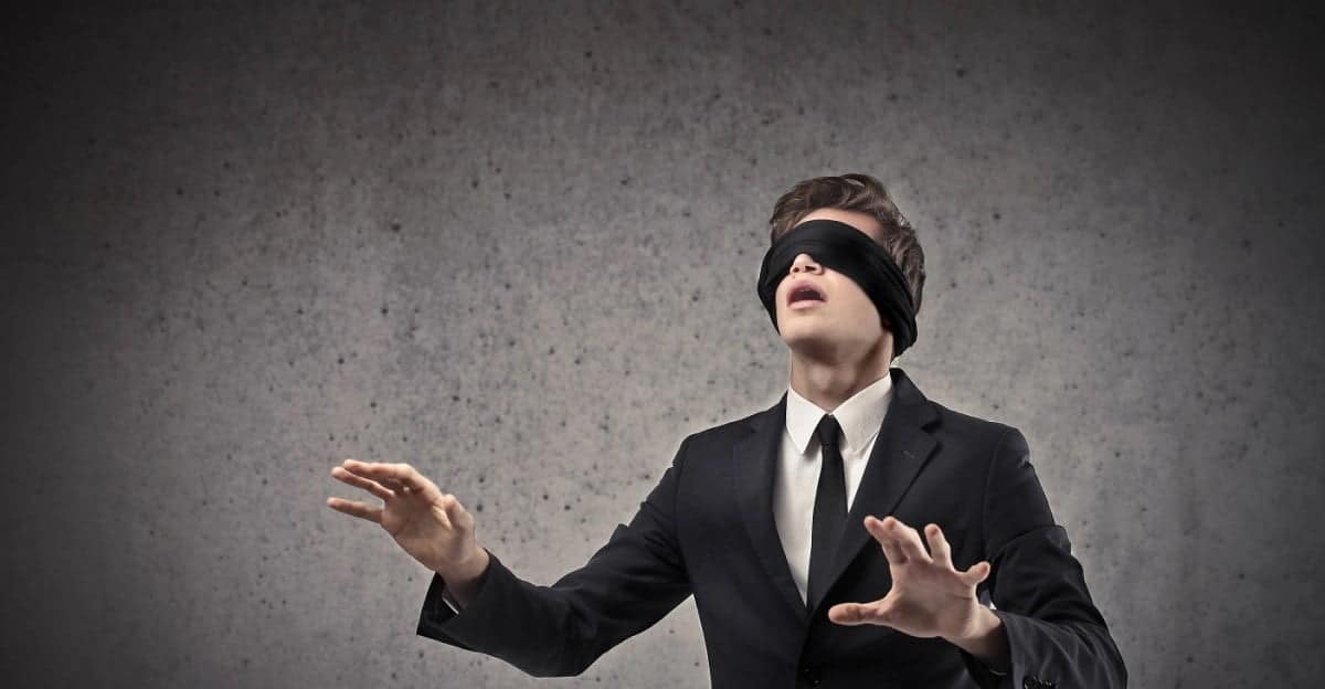 Representación visual de la visión en túnel y la visión borrosa, formas comunes de ceguera legal.