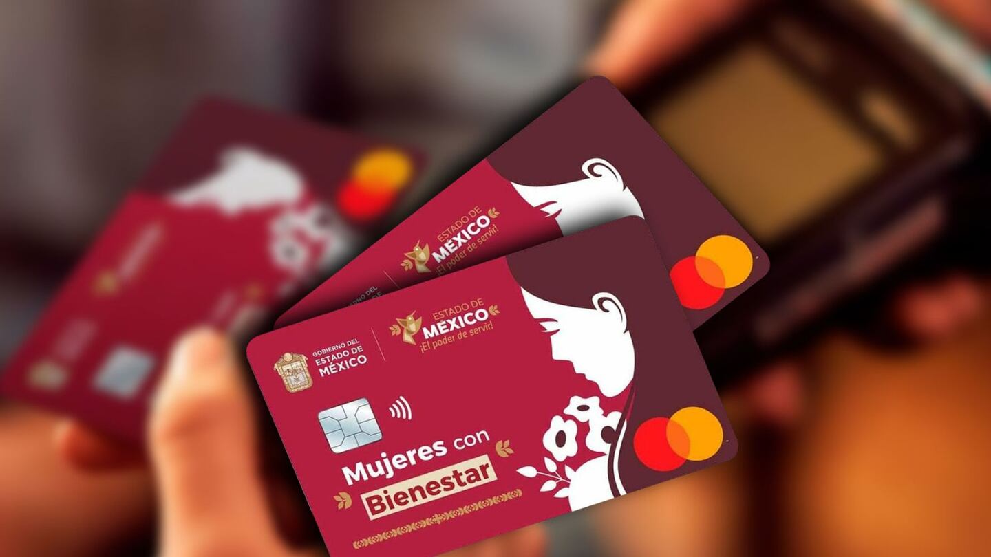 Tarjeta oficial del programa Mujeres con Bienestar del Estado de México junto a un teléfono celular mostrando la consulta de saldo.