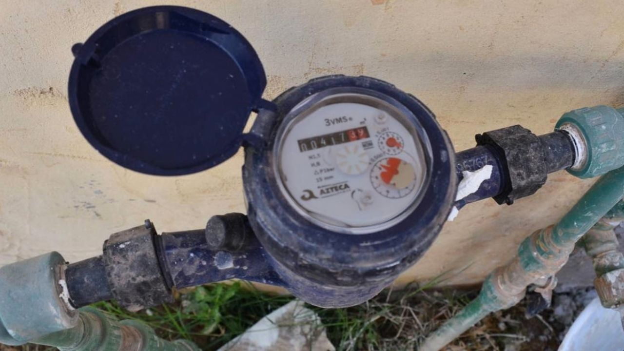 Cambiar nombre de medidor de agua sin pagar adeudo anterior