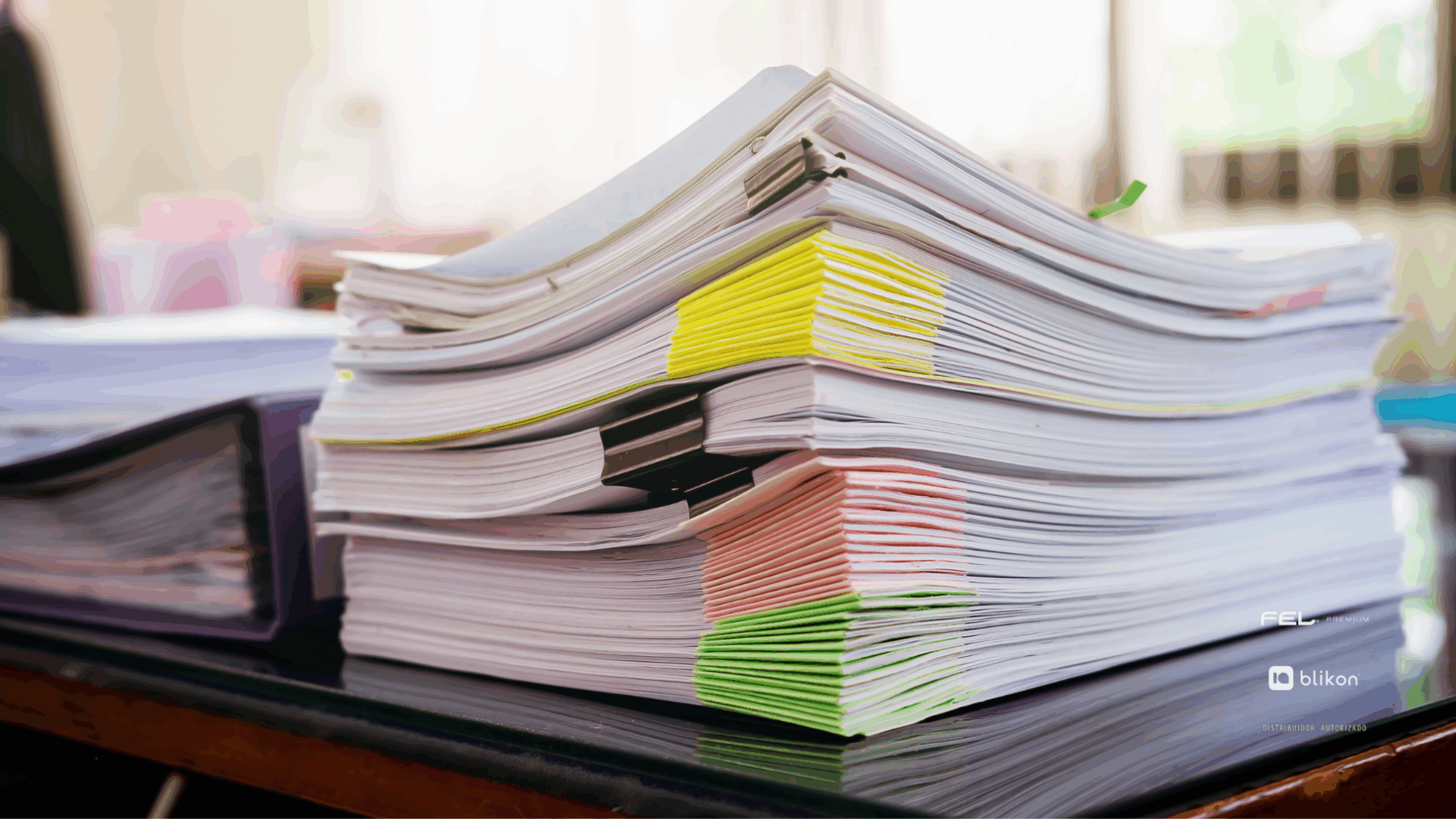 Carpeta con documentos laborales organizados contrato recibos de nómina estados de cuenta bancarios y capturas de pantalla de WhatsApp como evidencia