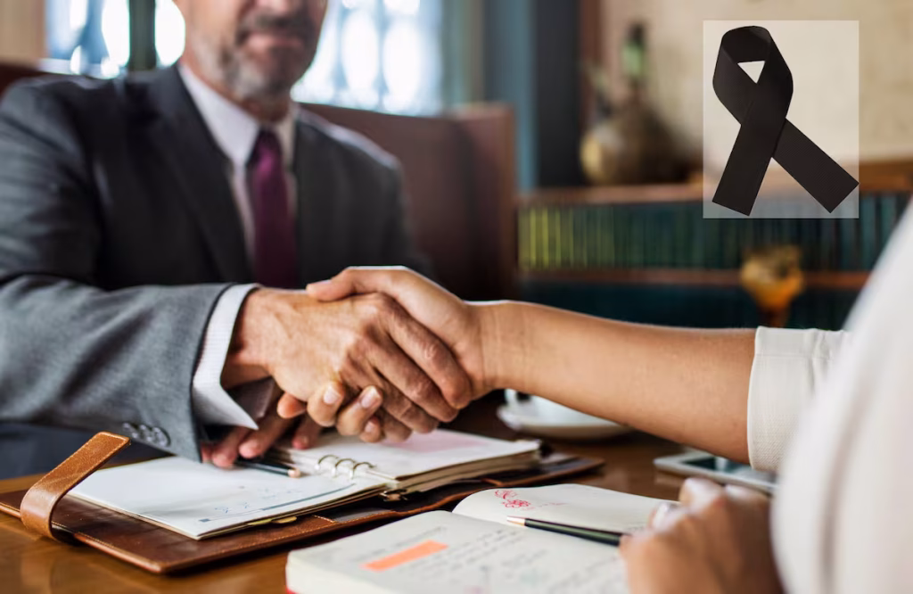 Familia discutiendo con documentos legales sobre mesa representando conflicto sucesorio por falta de testamento