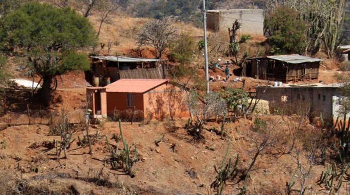 Gobierno entrega títulos de propiedad a 50 mil familias en zonas marginadas