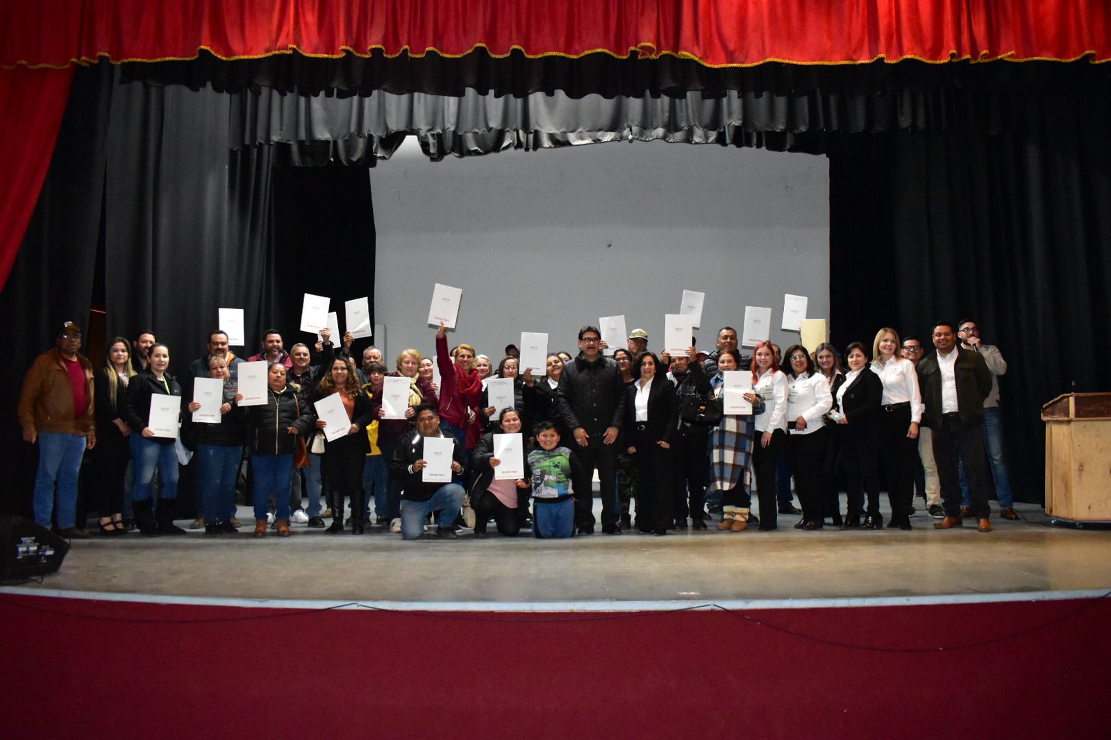 Gobierno entrega títulos de propiedad a 50 mil familias en zonas marginadas