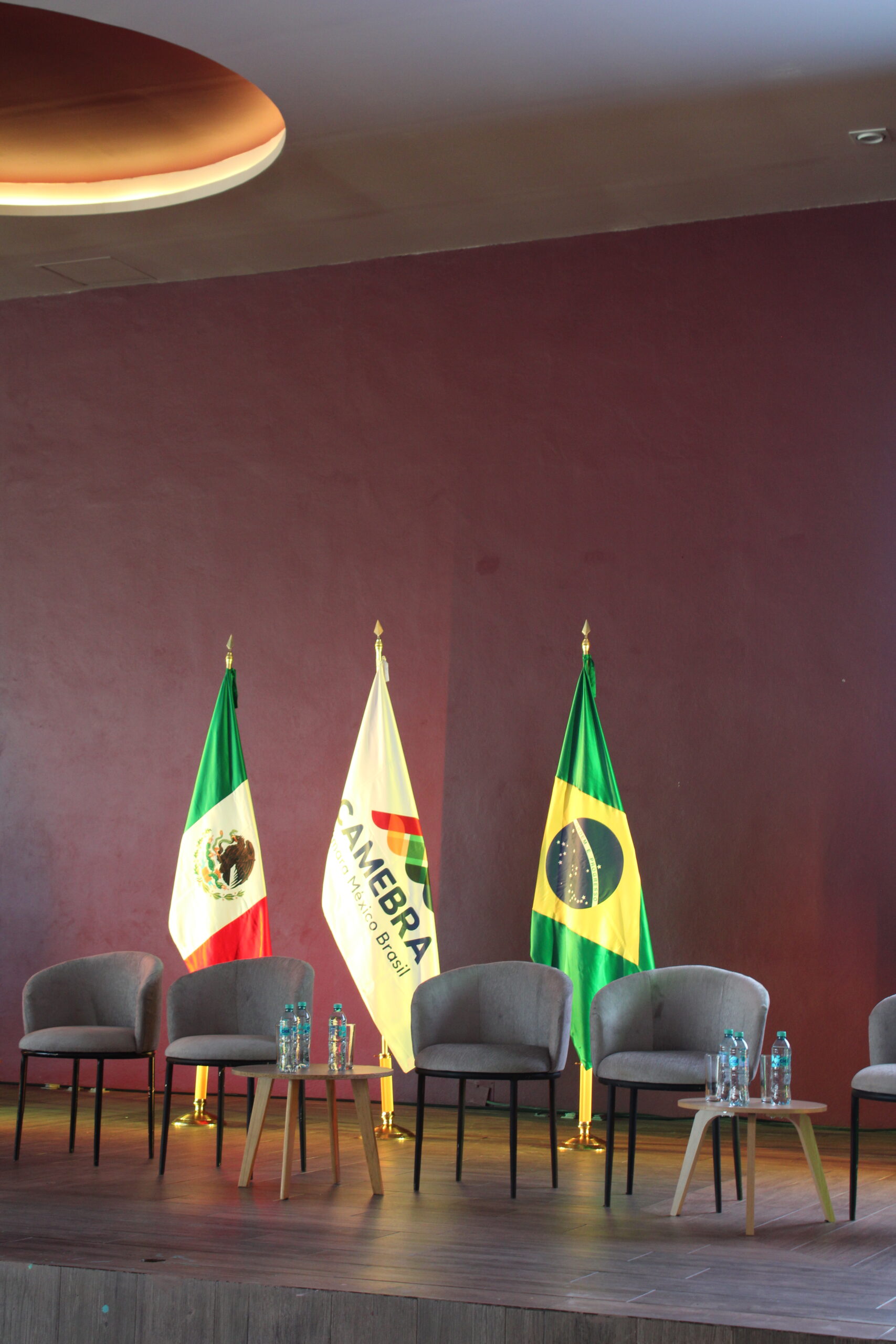 Networking empresarial y entrevistas de prensa durante el encuentro de la Cámara México-Brasil en el Bajío.
