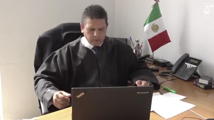 Juez en juzgado familiar de México revisando expediente de divorcio express con martillo de justicia y código civil sobre escritorio