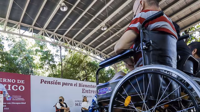 Módulo Bienestar instalado en una plaza pública con personal del gobierno federal atendiendo solicitudes de pensión para personas con discapacidad