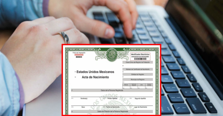 Persona descargando acta de nacimiento digital certificada desde el portal del gobierno de México en su computadora laptop