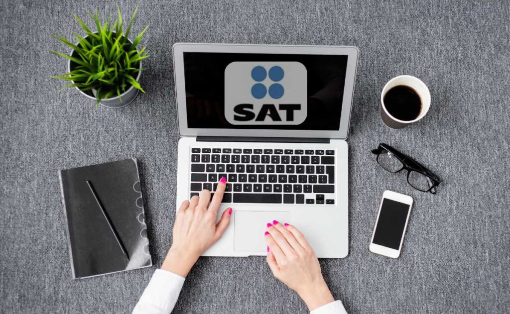 Persona tramitando la cancelación de su RFC ante el SAT desde una computadora con la pantalla del portal Mi Cuenta SAT abierta