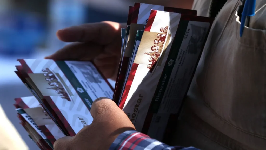 Sucursal del Banco del Bienestar con personas formadas para tramitar la nueva Tarjeta TUMI Bienestar 2026