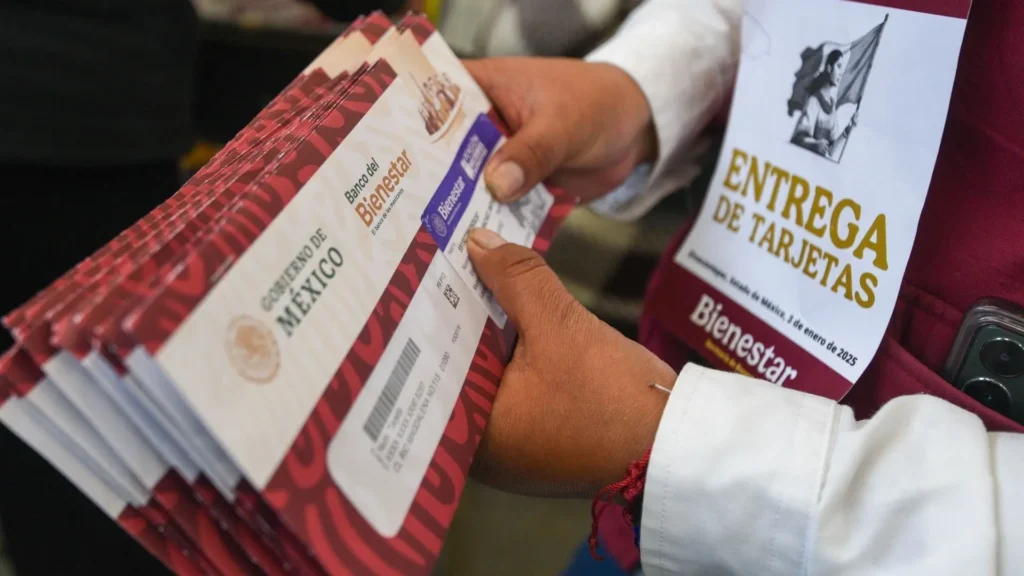 Tarjeta TUMI Bienestar del Banco del Bienestar 2026 con diseño oficial guinda y detalles dorados sobre fondo blanco