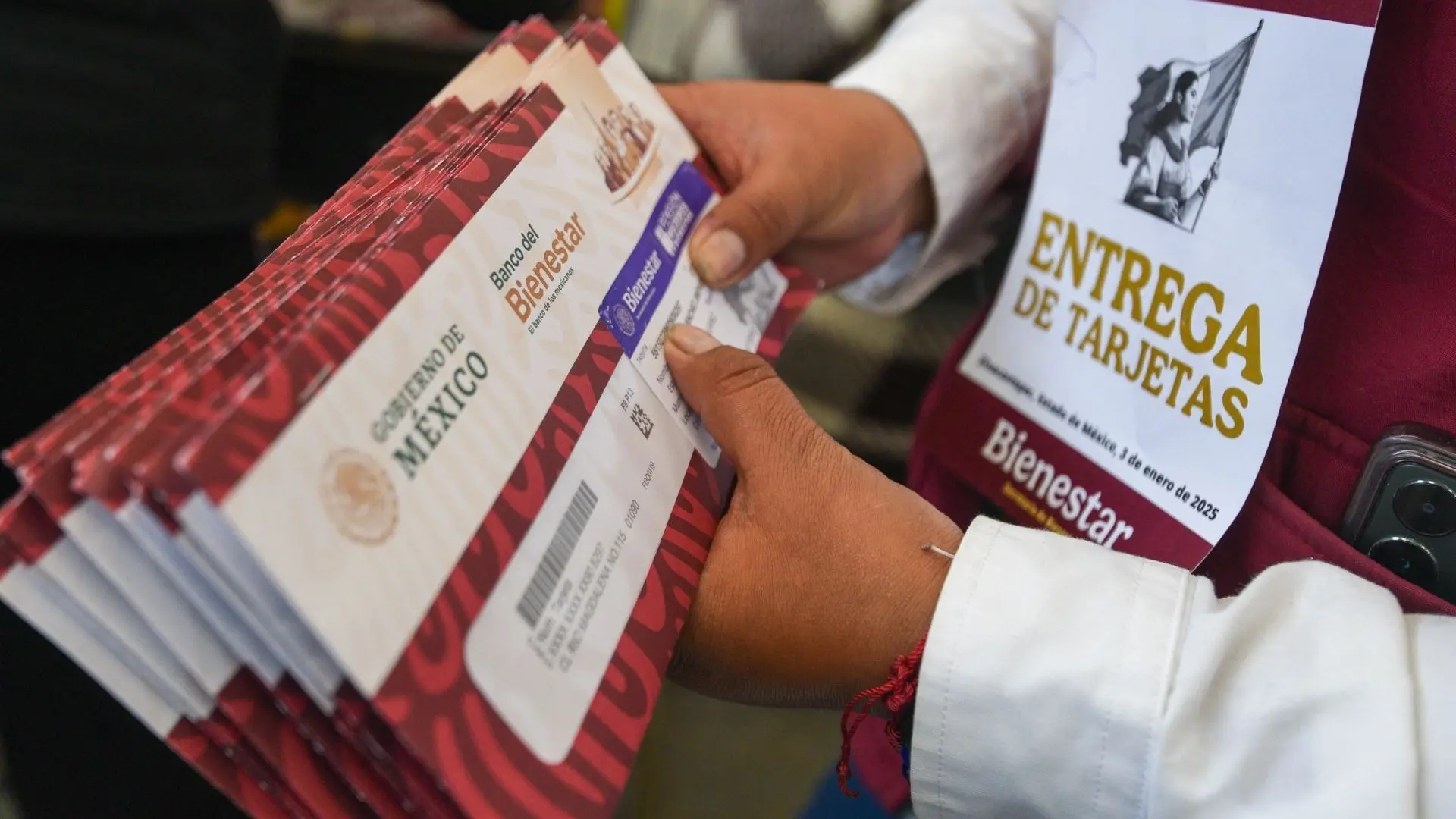 Tarjeta TUMI Bienestar del Banco del Bienestar 2026 con diseño oficial guinda y detalles dorados sobre fondo blanco