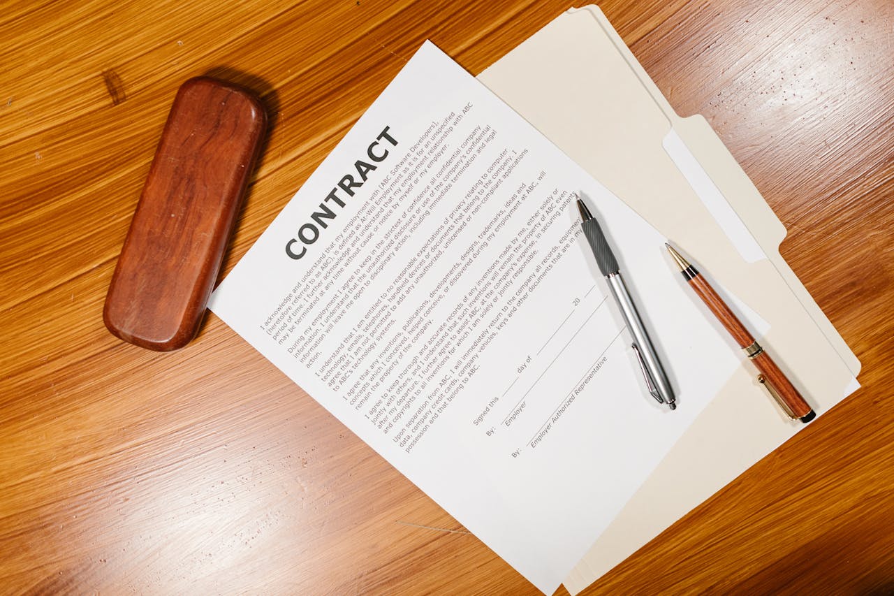 Contrato de empleo y documentos legales sobre despido laboral en México