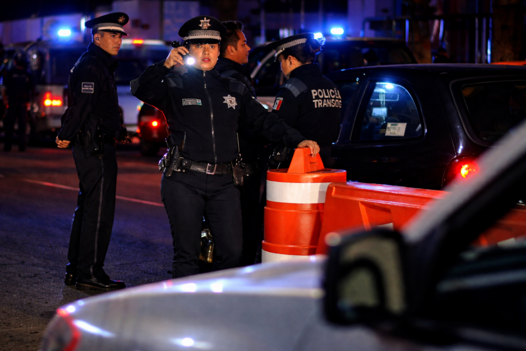 Falsos policías de tránsito acechan de noche en México