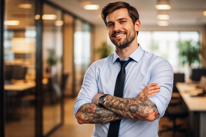 despedir por tatuajes o piercings