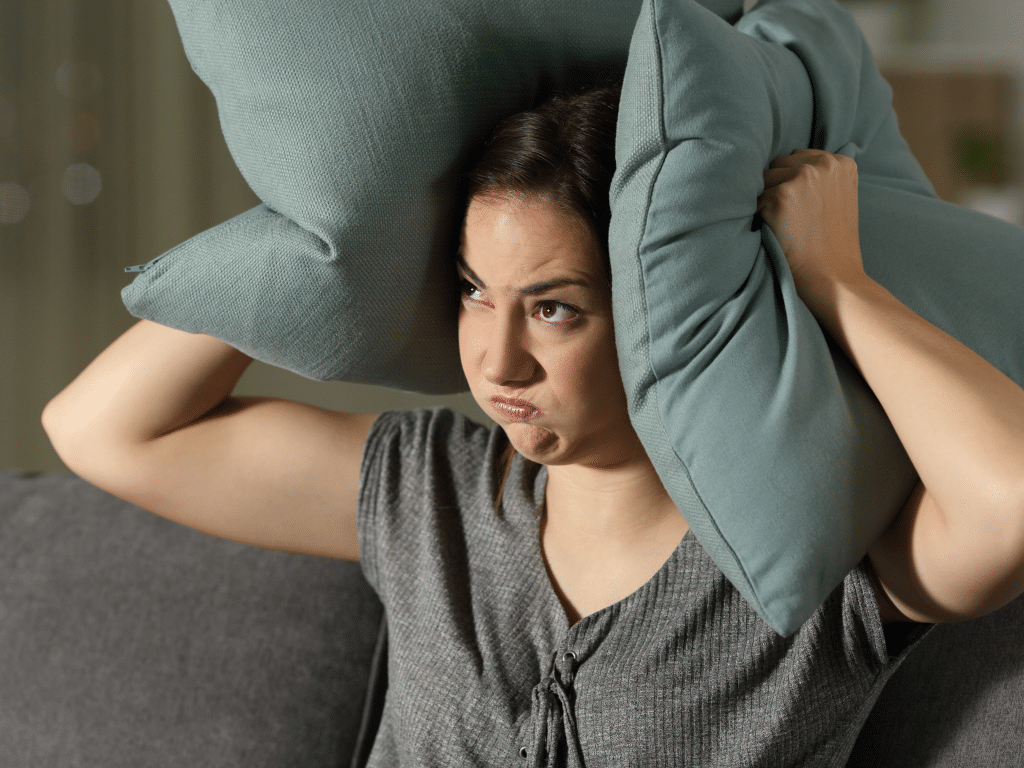 Cómo reportar a un vecino ruidoso sin meterte en problemas