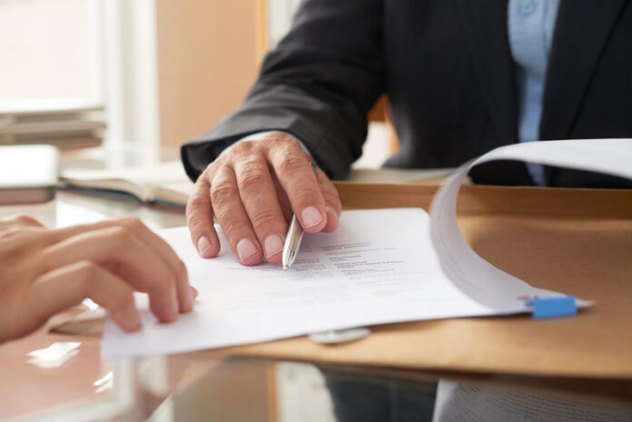 Cómo escriturar una casa sin notario 2026- ¿es legal el contrato privado?