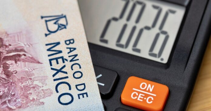 Contribuyentes mexicanos realizan trámites fiscales en las oficinas del SAT durante el ejercicio fiscal 2026