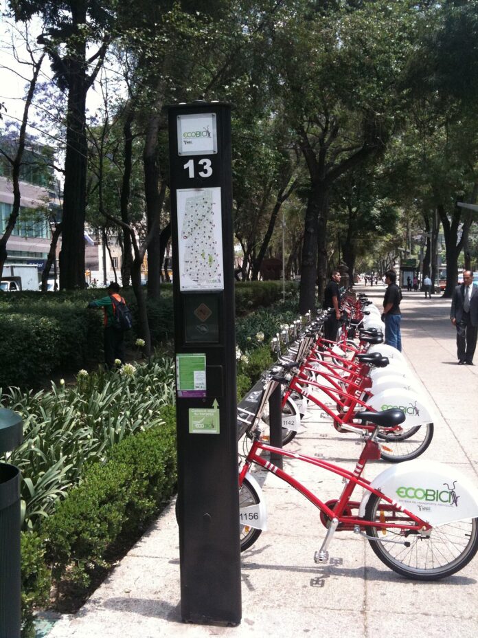Estación de bicicletas Ecobici en la Ciudad de México con bicis estacionadas