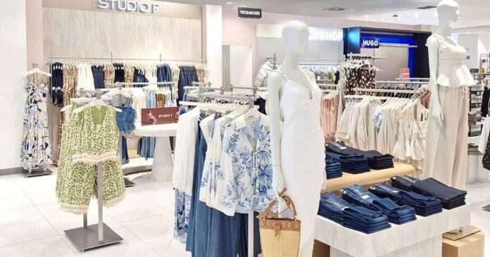 Interior de la tienda remodelada de Studio F en Plaza Satélite México con diseño moderno e iluminación cálida en 2026