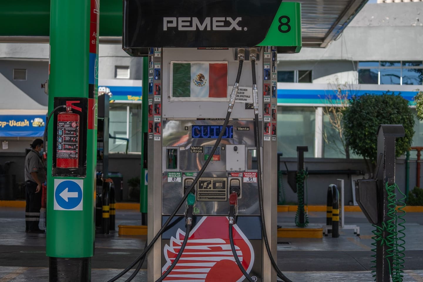Despacho de combustible en una estación de servicio formal en México bajo regulación de precios.