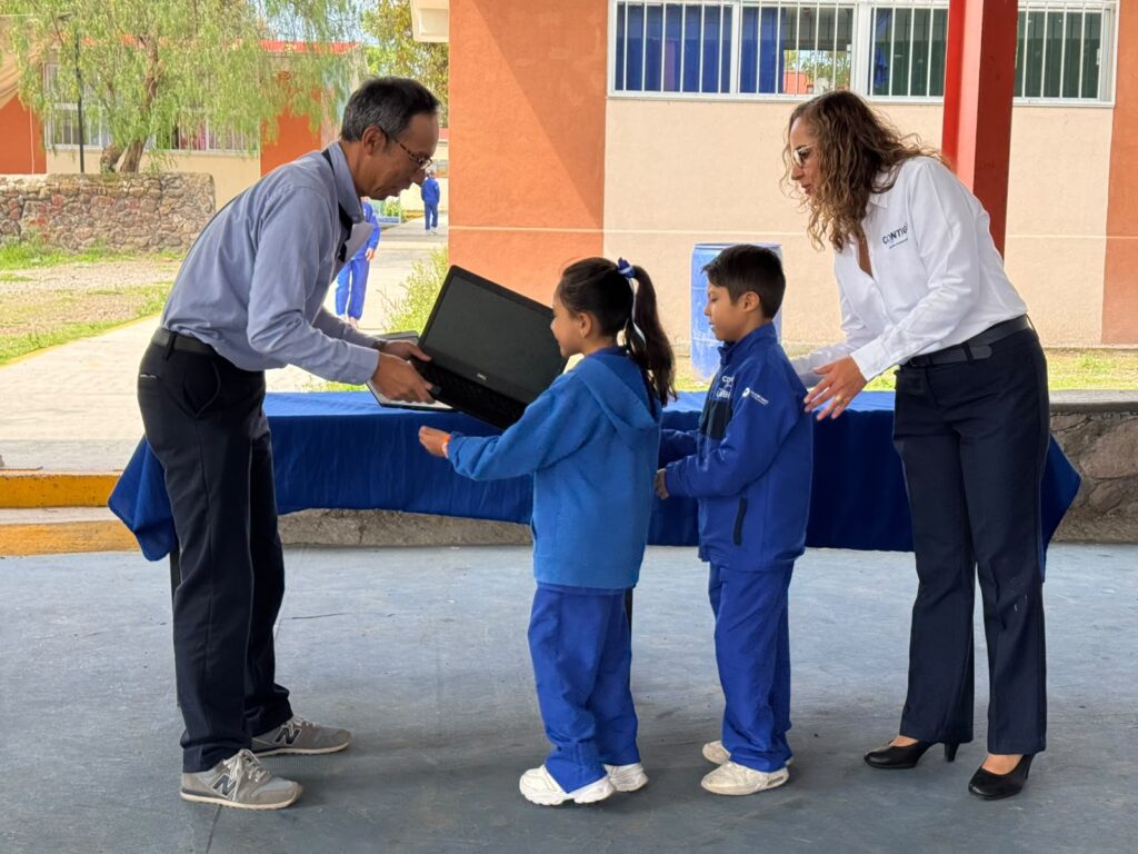 Alfabetización digital en primaria de El Marqués con donación de equipo de cómputo