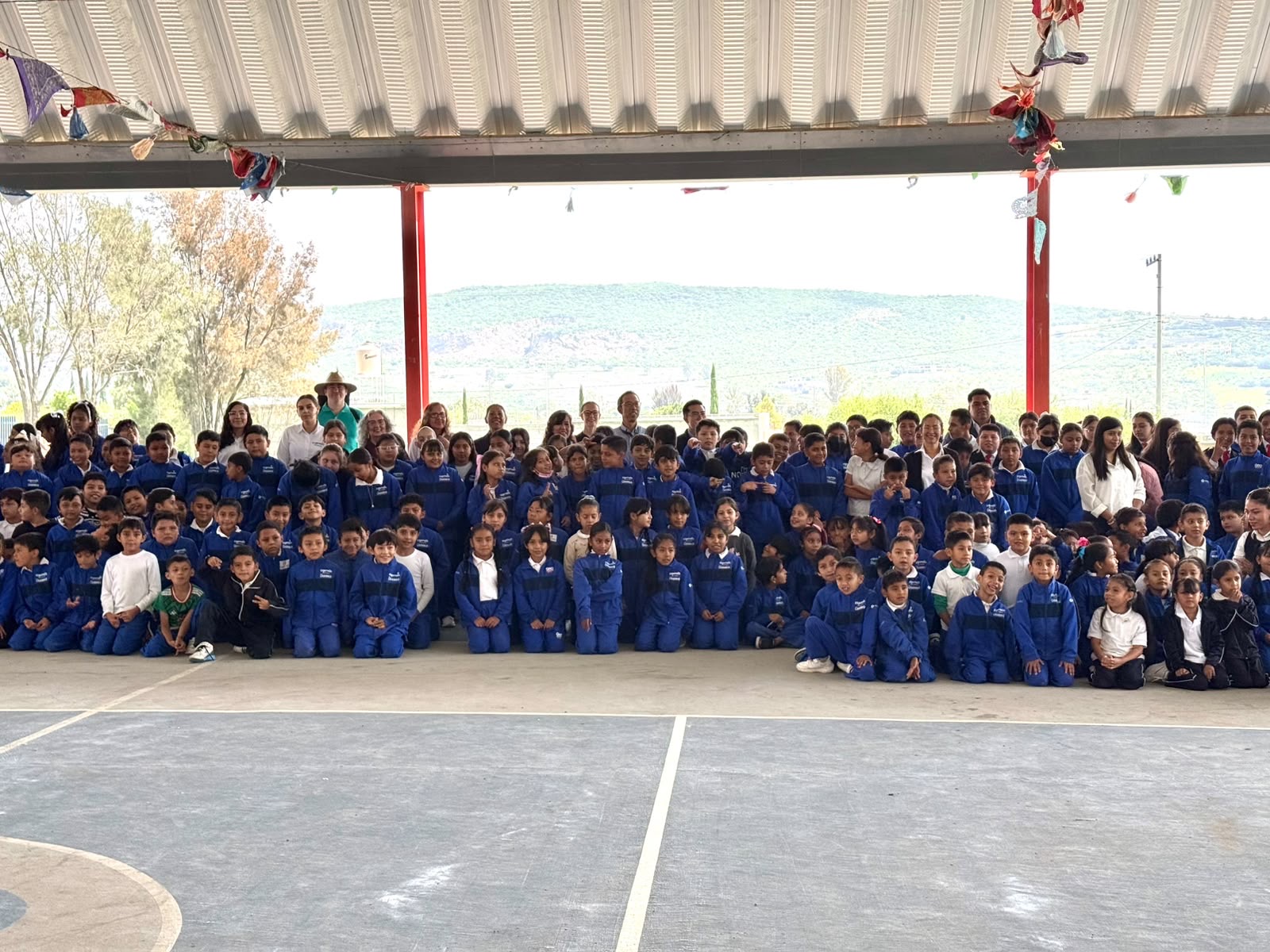 Alfabetización digital en primaria de El Marqués con donación de equipo de cómputo