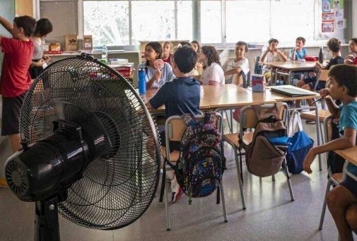Estudiantes de educación básica en México durante el ciclo escolar 2026 en condiciones de calor extremo