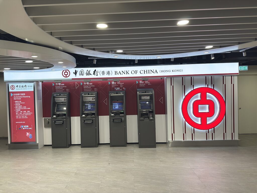 comprobante de deposito bancario y calculadora sobre escritorio de oficina