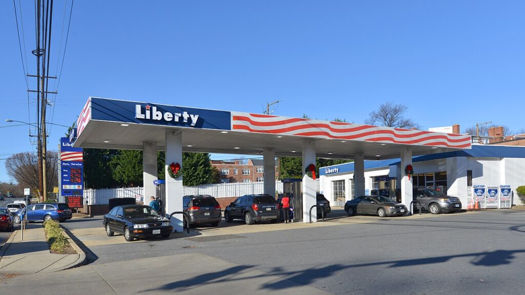 recibo y factura electronica CFDI de gasolina sobre escritorio con calculadora