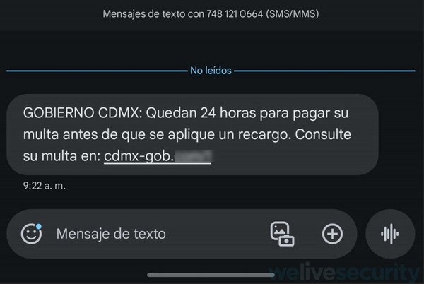 Persona sosteniendo un teléfono celular con un mensaje de texto de phishing bancario en México