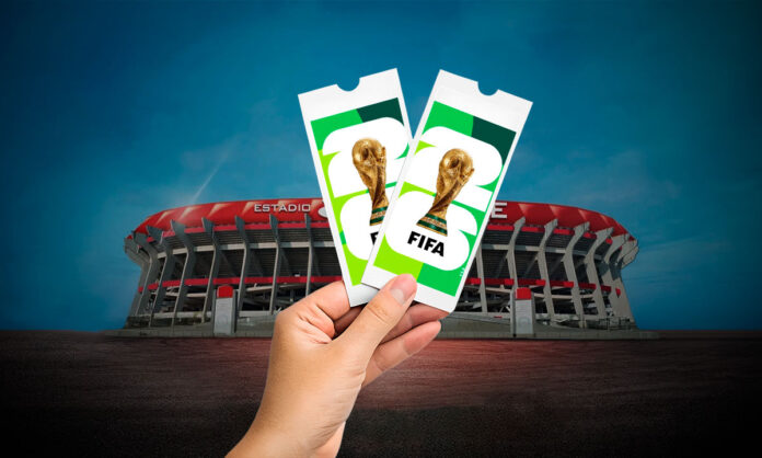 Aficionados de fútbol mostrando sus pasaportes y boletos, emocionados por el Mundial 2026 en México, Estados Unidos y Canadá.