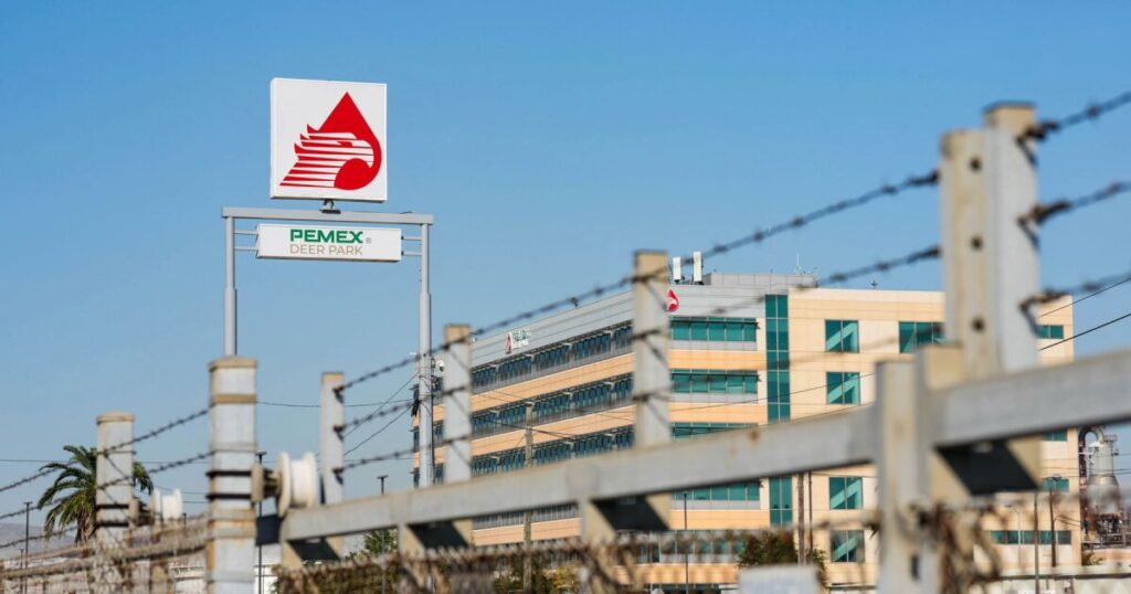Pemex enfrenta un reporte de derrame cerca de un muelle turístico en Manzanillo