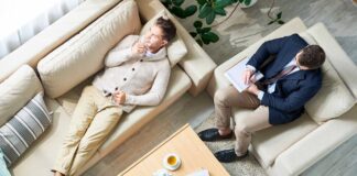 Salud mental de los hombres en México: guía de apoyo y recursos en 2026 Un hombre mexicano recibiendo terapia psicológica con un profesional de la salud mental en 2026