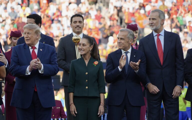 Claudia Sheinbaum participa en ceremonia de clausura del Mundial