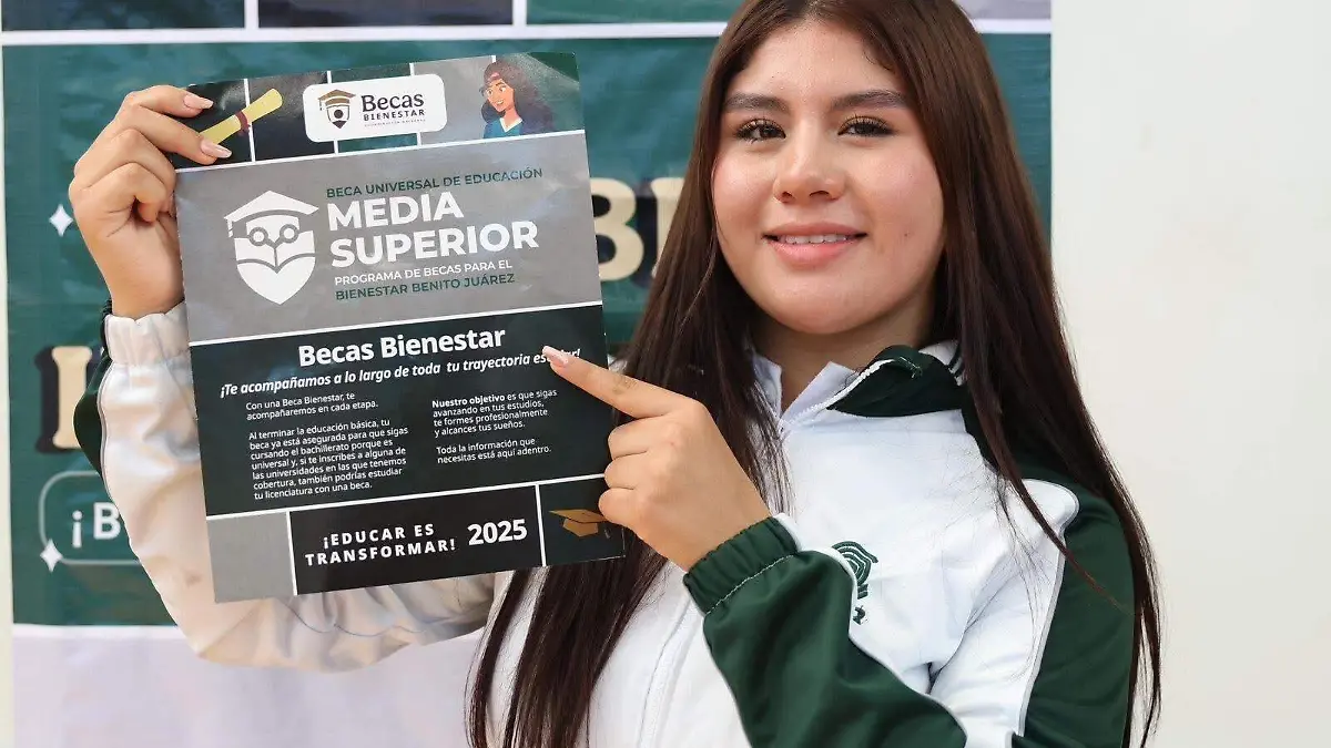 Entrega de becas a estudiantes de media superior
