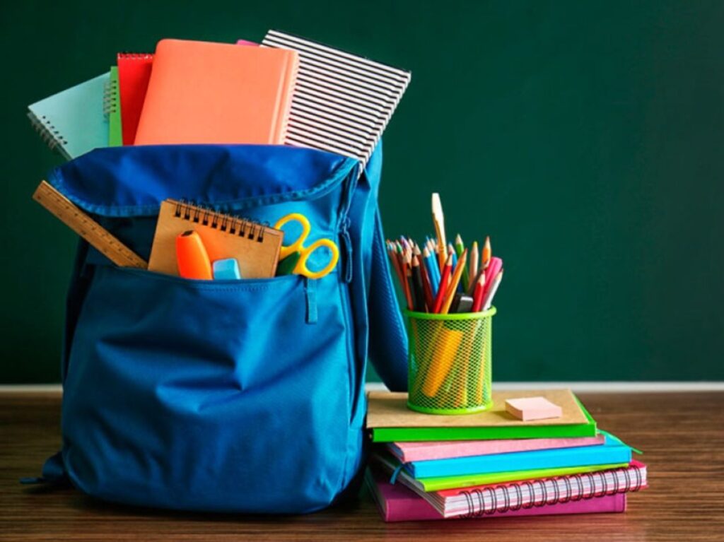 Útiles y uniformes escolares gratuitos 2026