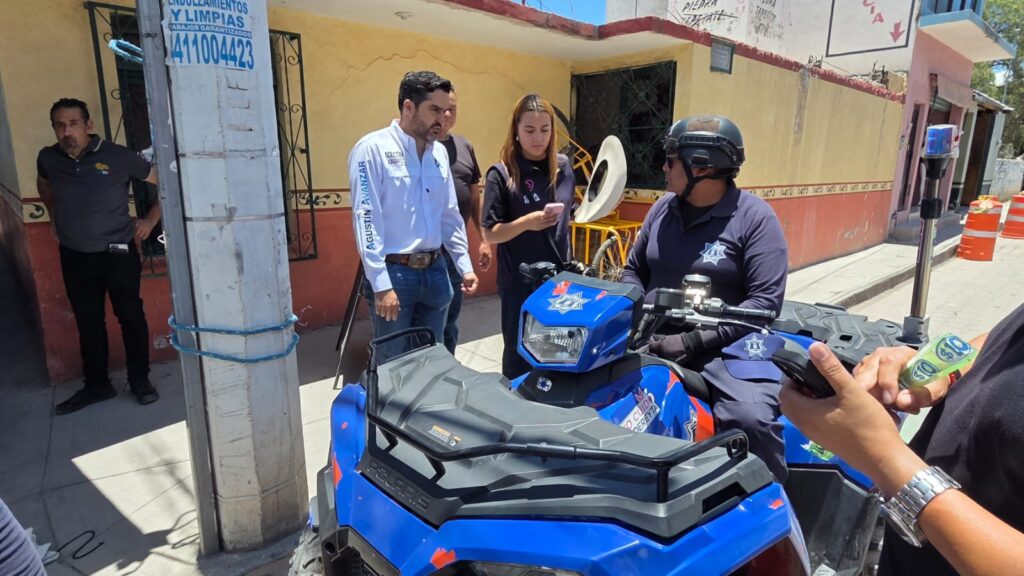 Agustín Dorantes recorre el tianguis dominical de Cadereyta y escucha a las familias