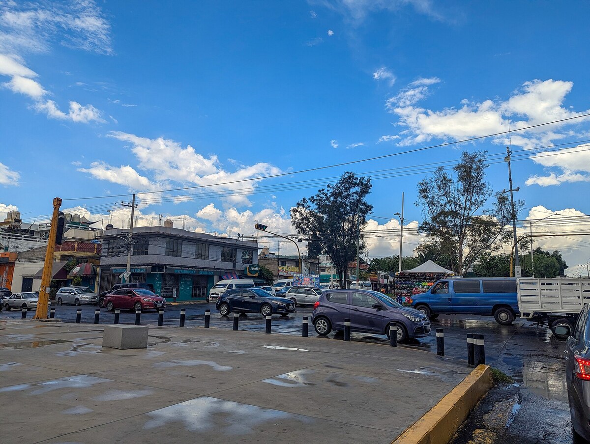 Banquetas y mobiliario urbano en una avenida de Chimalhuacán