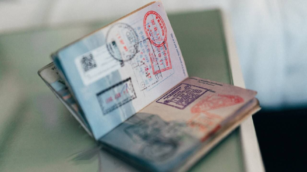 Pasaporte para menores: cuándo no necesitan acudir ambos padres