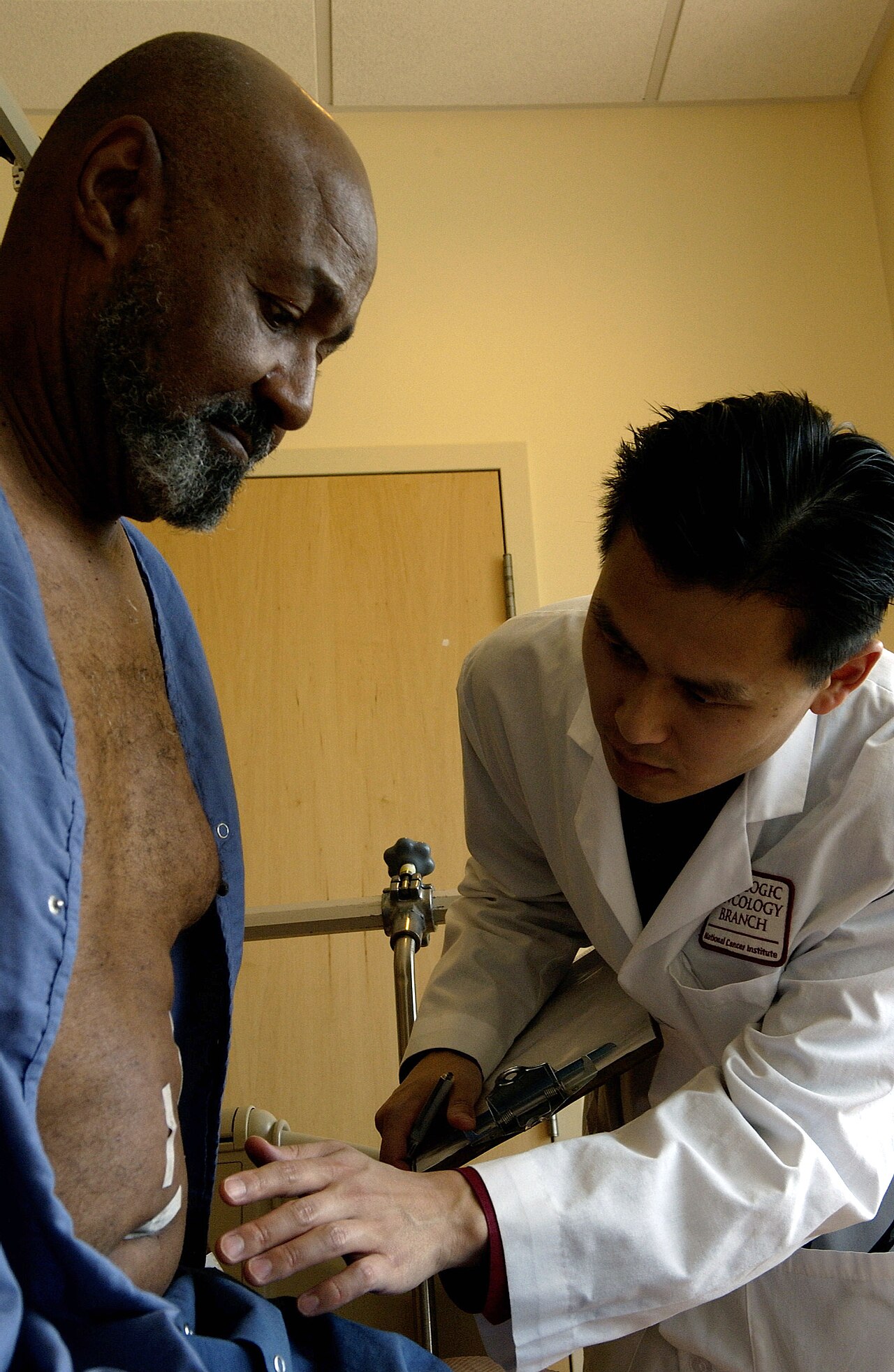 Médico revisa a un paciente adulto en un consultorio