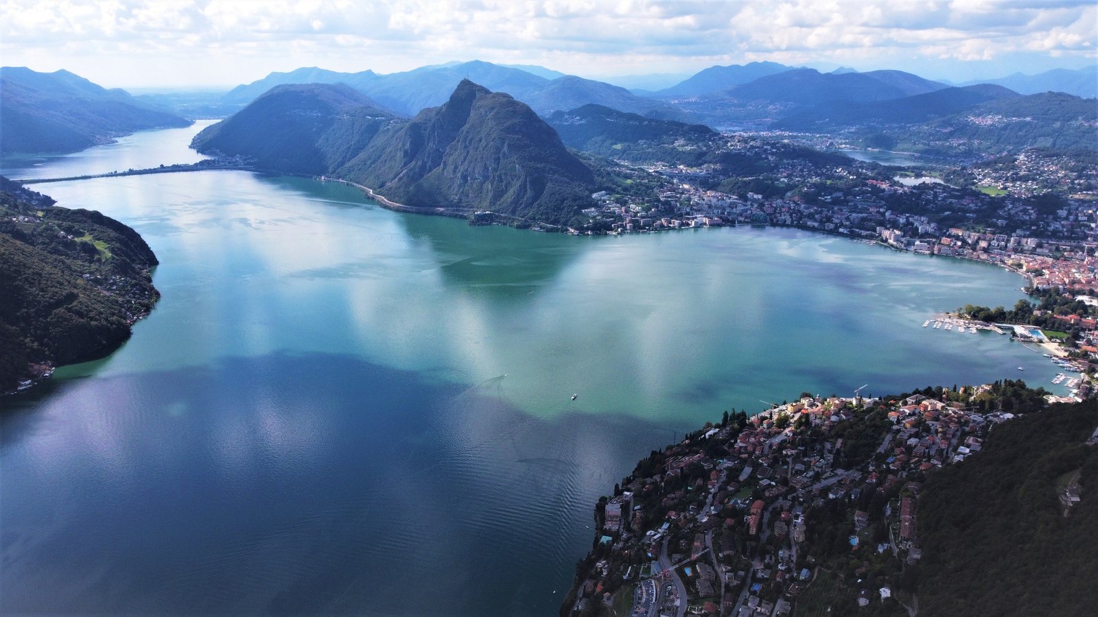 Vista aérea de Lugano y su lago, en Suiza, ciudad donde Azteca Noticias reportó haber ubicado a Amílcar Olán