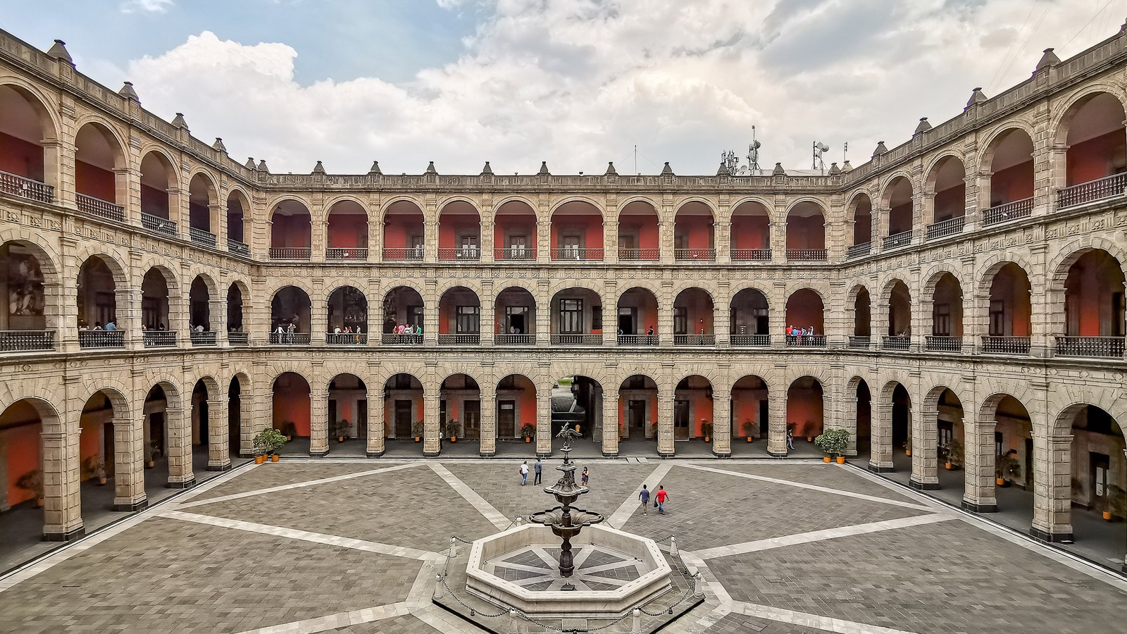 Patio central del Palacio Nacional de México, donde la presidenta Claudia Sheinbaum ofrece su conferencia matutina y respondió sobre Amílcar Olán