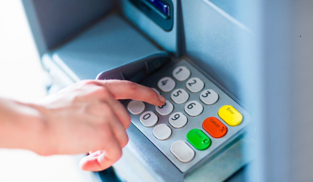 Cajero automático no te da el dinero y sí te lo descuenta: haz esto