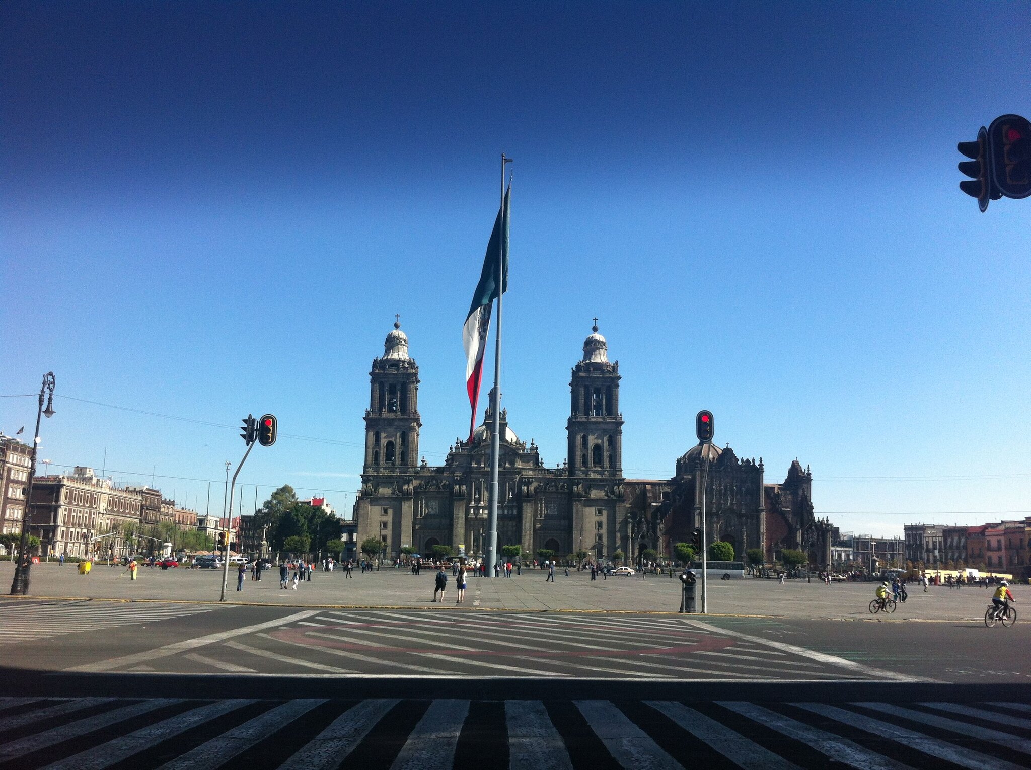 Catedral Metropolitana y bandera de México en el Zócalo de la Ciudad de México durante el día