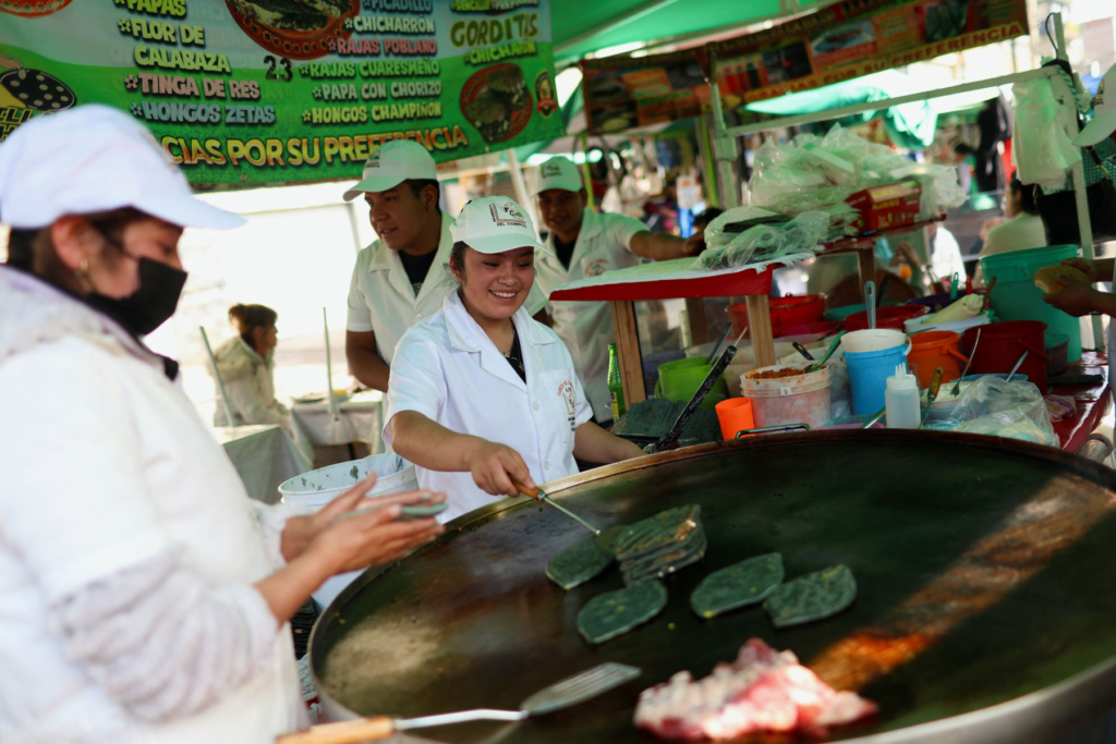 Vender comida en la calle legalmente en México: estos son los permisos que necesitas