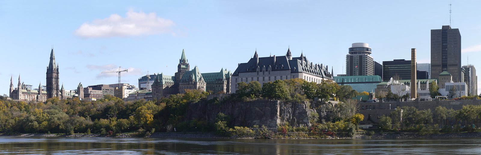 Panorámica de Ottawa con el Parlamento y el río, ciudad canadiense vinculada a la cooperación México Canadá en seguridad