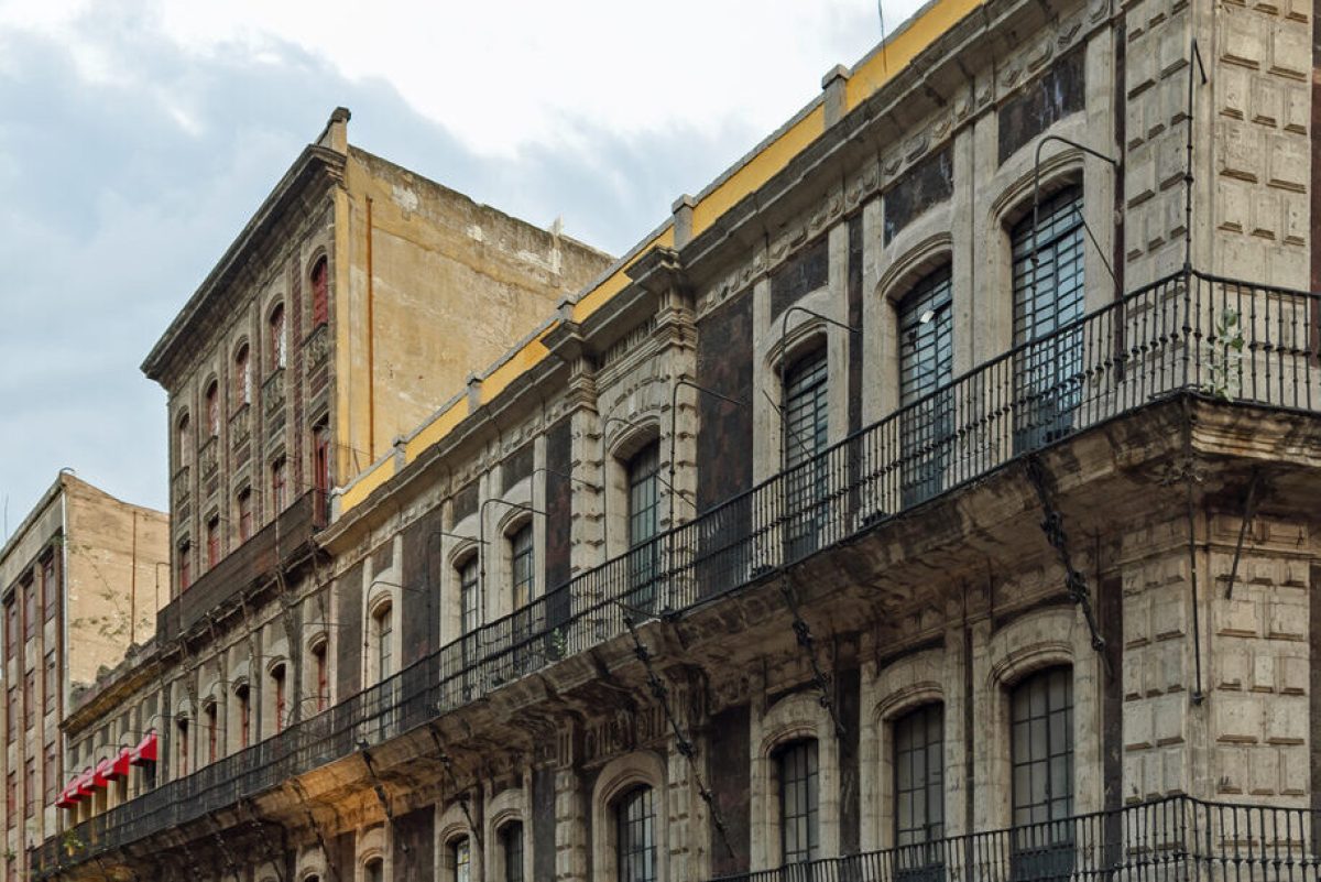 Peatones cruzan una calle del centro histórico de la Ciudad de México