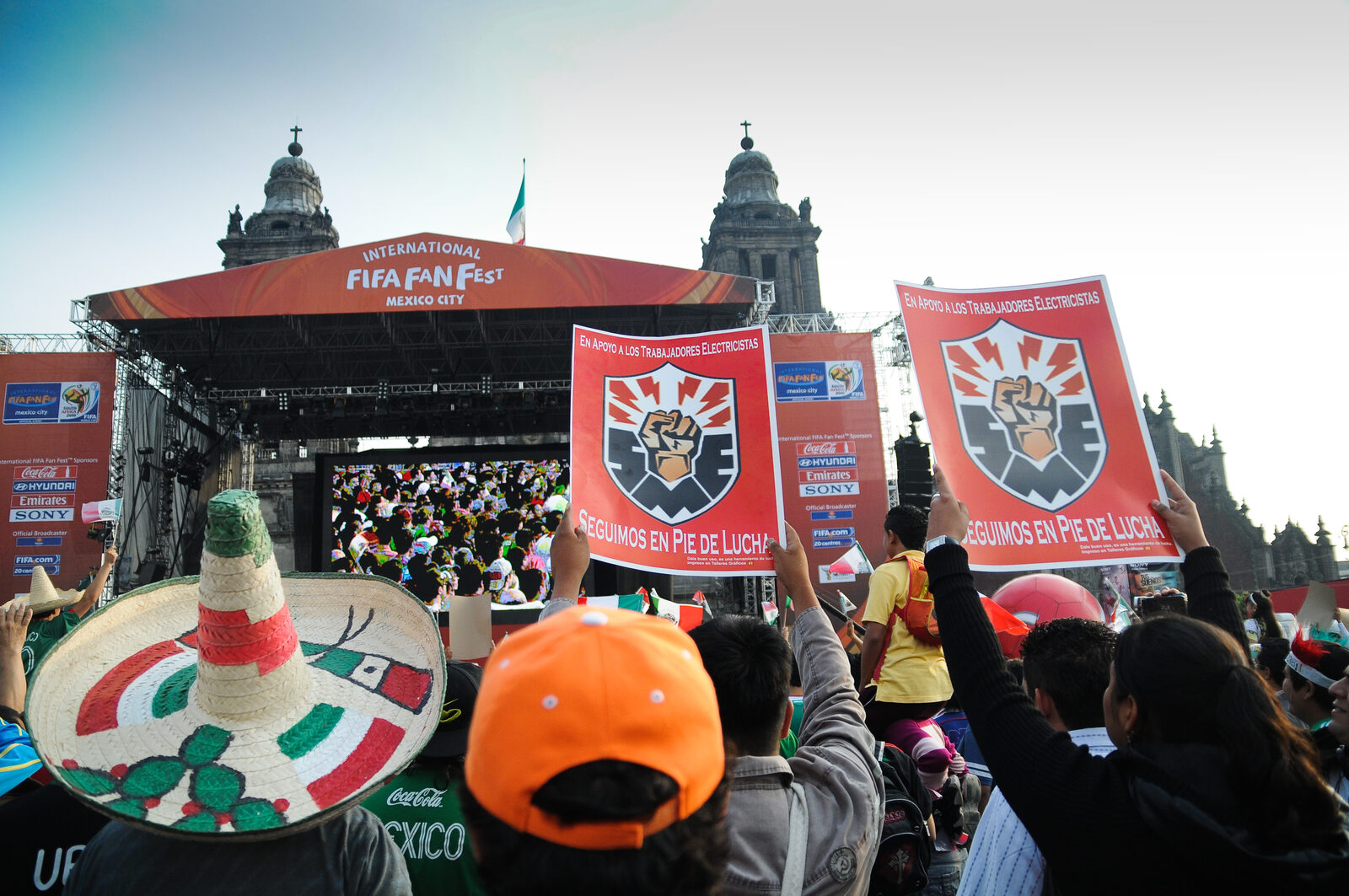 Trabajadores mexicanos durante una manifestación laboral en la Ciudad de México