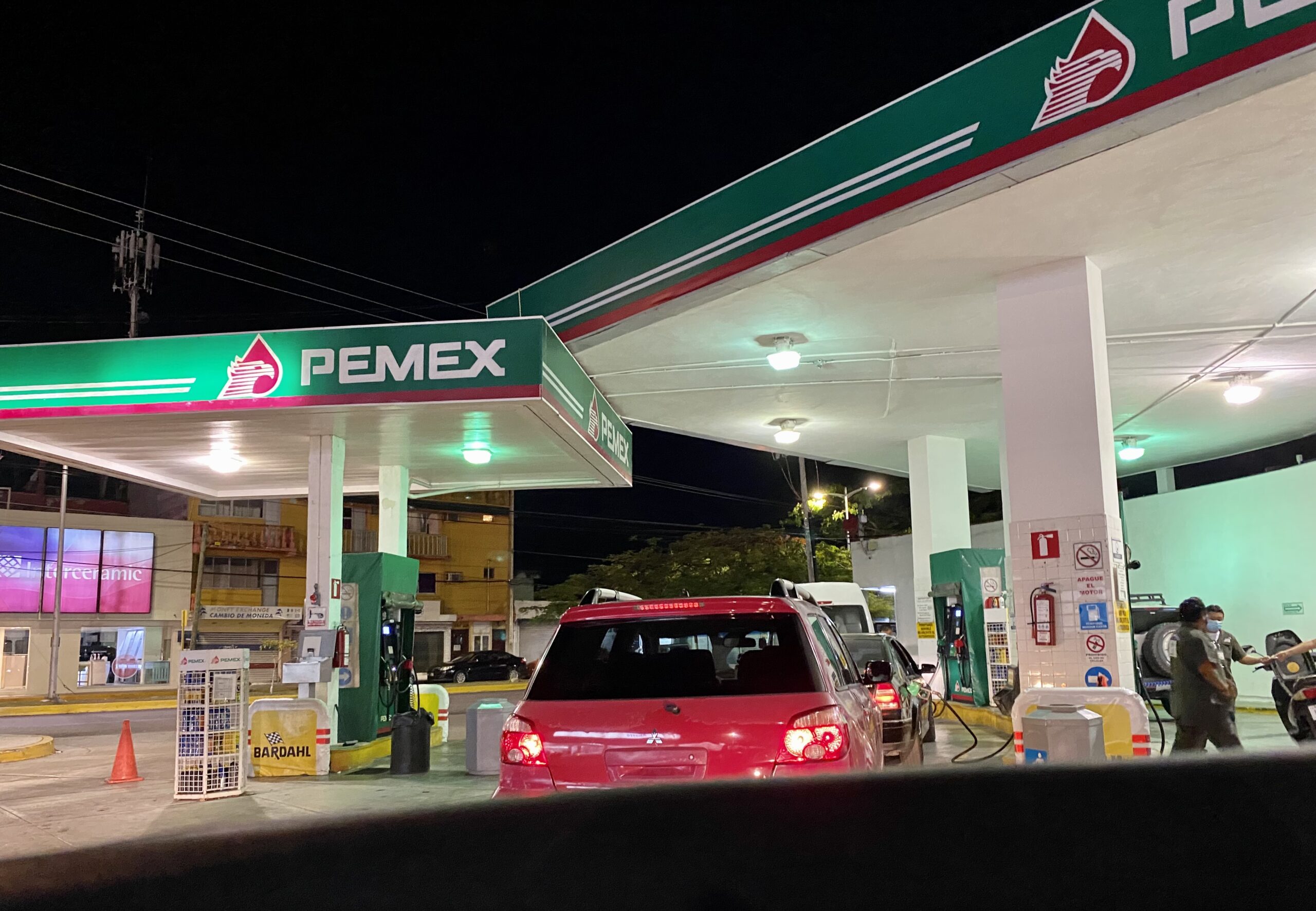 Estación de servicio Pemex en México, surtidor de combustible