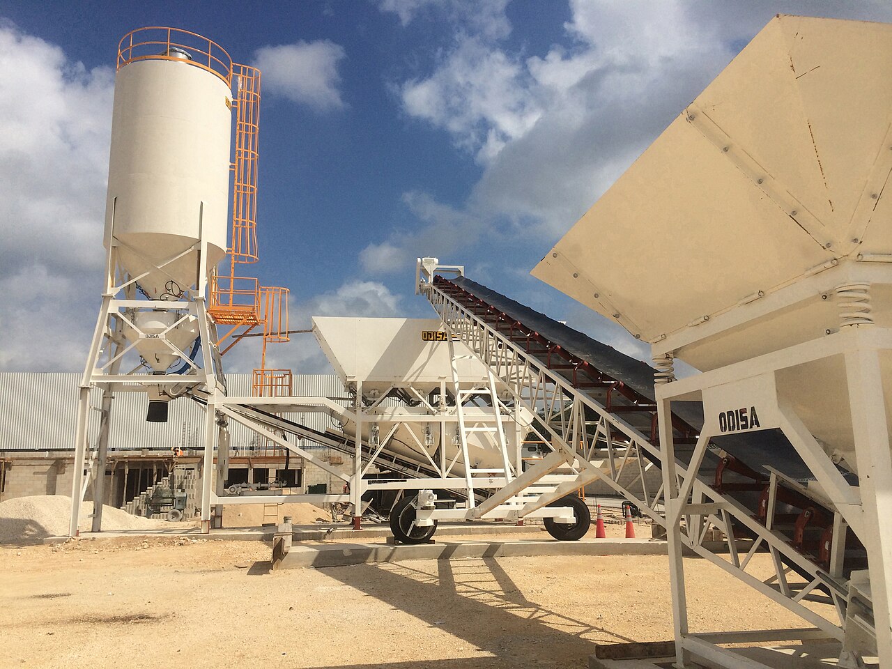Planta industrial en México que ilustra el repunte de la actividad económica en agosto